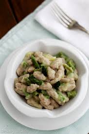 Monica bianchessi ci prepara un piatto di gnocchi dai sapori straordinari: Gnocchi Integrali Con Crema Di Patate E Asparagi Pane E Gianduia