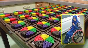 Sebenarnya kuih bakul ini yaya hasilkan setiap bulan kerana ada permintaan daripada pelanggan. Lumpuh Selepas Demam Panas Gadis Oku Ini Bangun Dan Buktikan Dia Mampu Berjaya Terima Tempahan 4000 Biji Kuih Bakul Siakap Keli News