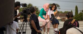 Film, juga dikenal sebagai movie, gambar hidup, film teater atau foto bergerak, merupakan serangkaian gambar diam, yang ketika ditampilkan pada layar akan menciptakan ilusi gambar bergerak karena efek fenomena phi. Short Film Helps Bring Sexuality Education To Young Audiences In Indonesia Ipas