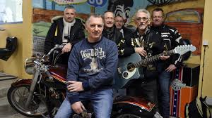Johnny halladay, die onlangs stierf, liet 100 miljoen na en daarover is nu grote ruzie onder de nabestaanden. Le Fan Club De Johnny Hallyday Cote D Opale Veut Positiver Malgre Tout