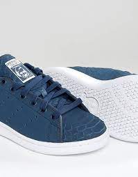 La tige en daim souple, les 3 bandes perforées et le portrait de stan smith sur l'étiquette de languette ajoutent une touche authentique. Adidas Originals Stan Smith Baskets Unisexes En Daim Aspect Serpent En Relief Bleu Marine Asos