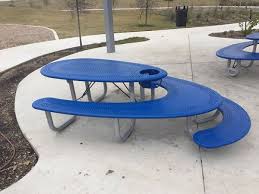 This Picnic Table Offers Seating For Adults A High Chair And A Kids Table All In One Piknik Masasi Tasarim Piknik