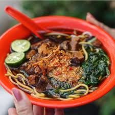 Mie kangkung, mie kuah ayam dengan sayuran kangkung dan tauge yang super segar dan mudah dibuat. 5 Pilihan Mie Kangkung Menggugah Selera Di Ibu Kota Jakarta