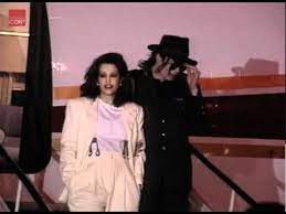 Michael jackson and wife lisa marie presley in 1995 at versailles, france. Michael Jackson And Wife Lisa Marie Presley Arrive In Hungary Youtube