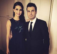 Adrian mutu a recunoscut că are o nouă iubită, fotomodelul sandra bachici. Cum S Au Imbracat Adrian Mutu Si Sandra La Nunta