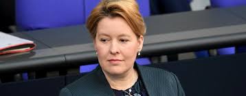 Auch eine reform des elterngelds ist geplant, damit väter mehr zeit mit ihren babys. Familienministerin Giffey Will Vater Von Trennungskindern Rechtlich Besserstellen Politik Tagesspiegel
