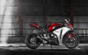 While retaining the basic structure of the 2004 model year engine, the 2006 model year engine featured straight cylinder head intake ports and larger exhaust ports. Cbr 1000 Wallpapers Top Free Cbr 1000 Backgrounds Wallpaperaccess