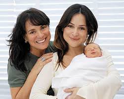 A minha mãe sempre defendeu a democracia e existe. Regina Duarte Com Gabriela E A 1Âª Neta Manuela