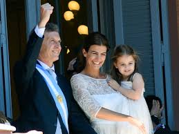 En la imagen, difundida en instagram, se puede observar al presidente, mauricio macri, trabajando en la residencia de olivos. Juliana Awada La Hechicera De Mauricio Macri Que Ha Cautivado Al Mundo