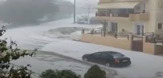 Σε κλοιό κακοκαιρίας βρίσκεται από το πρωί η κοζάνη, όπου ισχυρή χαλαζόπτωση πλήττει την περιοχή. Kairos Kozanh Kataigides Kai Astamathto Xalazi Video