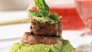 Kalbsmedaillons Auf Erbsenpuree Mit Basilikum Rezept Erbsenpuree Kalbsmedaillons Festliches Essen