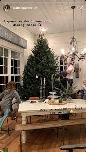 Chip Und Joanna Gaines Kauften Gerade Einen 13 Fuss Weihnachtsbaum Diese Leiter Wird Es Joanna Gaines Christmas Joanna Gaines Dining Room Joanna Gaines House