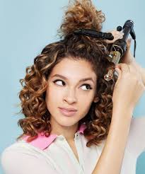 Préparation pour le réveillon : Coiffure Pour Cheveux Boucles En Quelques Idees Stylees Et Faciles A Realiser