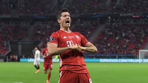 Lewandowski (41 tore) vor müller (40) lautet nun die rangfolge der besten torschützen einer saison. 5 Tore In 4 Spielen Lewandowski Der Rekord Countdown Lauft Bundesliga Bild De