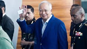 Najib razak kembali ke malaysia pada tahun 1974 dan memasuki dunia perniagaan, berkhidmat sementara di bank negara malaysia dan kemudian dengan petronas sebagai pengurus perhubungan awam. Eks Pm Malaysia Najib Razak Jalani Banding Atas Tuduhan Korupsi Global Liputan6 Com