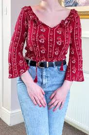 Mom jeans and floral blouse with a pink clutch: How To Style Mom Jeans In 2021 15 Easy Outfits Wearably Weird