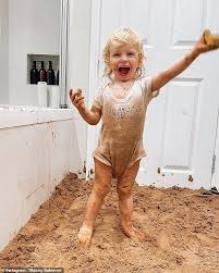 The loose women star shared a photo of herself with her family and fiancé joe swash holding up a picture of their baby scan as they stood outside their newly renovated children's playhouse in their garden in essex. Stacey Solomon Creates A Beach In Her Bathroom After Accidentally Ordering A Huge Bag Of Sand Aktuelle Boulevard Nachrichten Und Fotogalerien Zu Stars Sternchen