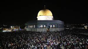 Please download one of our supported browsers. 400 000 Muslims Mark Laylat Al Qadr At Al Aqsa Mosque