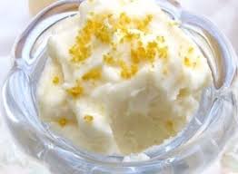 Une Mousse Au Citron Delicieuse Utilisant Une Base De Creme Fouettee Et De Mascarpone Lui Procurant Une Text En 2020 Recette Facile Mousse Citron Recette Mousse Citron
