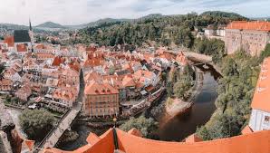 Het land staat bekend om de mooie natuur, pittoreske steden en dorpen en de bruisende hoofdstad. Bezienswaardigheden Cesky Krumlov Wearetravellers