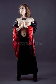 Nackte Junge Frauen Im Schwarzen Langen Kleid Stockfoto - Bild von gotisch,  hintergrund: 30194712