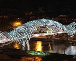 Immagine di Ponte della Pace Tbilisi di notte illuminato