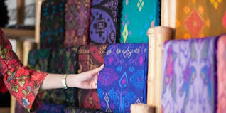 Direktur arstistik christian dior couture, maria grazua chiuri, mengatakan bahwa kain endek bali tidak hanya untuk koleksi baju, namun juga untuk koleksi tas christian dior untuk spring/summer 2021. Mengenal Filosofi Kain Endek Bali Wastra Indonesia Yang Dipakai Dalam Koleksi Christian Dior Semua Halaman Stylo