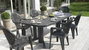 Qu'il s'agisse d'un banquet ou d'un simple la matière de la table, sa forme, le nombre de convives qu'elle peut accueillir, le fait qu'elle soit équipée d'une rallonge ou pas, et son prix sont. Table De Jardin Plastique Pas Cher Salon De Jardin Plastique Table Jardin Plastique Table Salon De Jardin