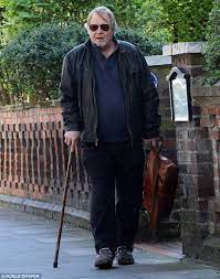 Being born on august 28, 1943, david soul is 77 years old as of today's date 19th june 2021. David Soul Cuts A Fragile Figure While Running Errands Daily Mail Online