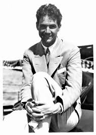 Produzir filmes e pilotar aviões, até que algo inesperado o afasta da aviação. Young Howard Hughes Produces A Film Called Hell S Angels And Crashes His Plane While Flying Stunts Beguiling Hollywood