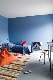 Quatre tiroirs jaunes sous un lit une place sur parquet, rangements en bois sur le côté gauche. Comment Peindre La Chambre De Son Ado Idees Et Conseils Decoration Peinture Tollens