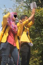 Sebuah pidato singkat lucu dan gokil akan membuat suasana menjadi tambah seru dan menyenangkan, ditambah dengan suara tawa penonton yang membahana. 7 Contoh Pidato Sumpah Pemuda Singkat Untuk Pelajar Sekolah
