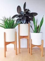 Set Of Three Mid Century Modern Plant Stands In Oak Wood Etsy Zimmerpflanzen Dekor Indoor Pflanzen Dekor Pflanzen Dekor