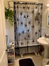 Entdecken sie eine riesenauswahl an kostümen und zubehör. I Couldn T Find A Halloween Shower Curtain I Liked But I Found These Door Decorations At Joanns I Love How It Turned Out Halloween