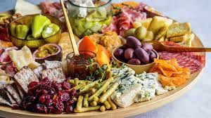Mai frokost inneholder som regel klassikere som spekemat, laks, eggerøre og potetsalat, men hva med å lage noen spennende påleggsalater til koldtbordet? Vennefrokost Pa 17 Mai Artikkel Matprat