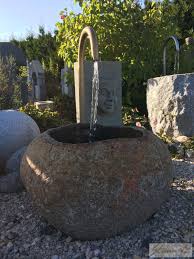 Das brunnencenter allgäu bietet ihnen hochwertig verarbeitete granitbrunnen für den garten und öffentliche plätze. Findlingsbrunnen Mit Umlaufsystem Natursteine Haus Und Garten Brunnen