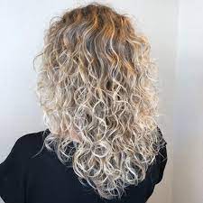 Brunette women who wear ombre hair usually have a more visible difference between the. Ombre For Curly Hair 14 Gorgeous Examples In 2021