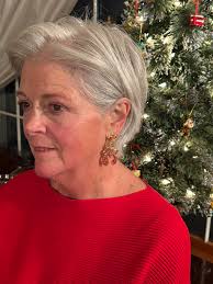 Does anyone know the name of the club that was downstairs at or beside the  old Isle Royal hotel. They had live bands and was very popular in the 70's. 