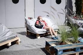 Get comfy anywhere with the lamzac 2.0 air lounger. Great Idea For A Fatboy Couch Up Cycle A Wooden Pallet Www Crafteddecor Ca Beanbag Be Great For A Waiting Room Dorm Room Etc Zitzak Tuin Terras