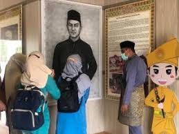 Tas hitam itu berisikan satu set alat sketsa. Pelajari Budaya Melayu 89 Guru Kecamatan Nongsa Kunjungi Museum Batam Raja Ali Haji Fokuskepri Com