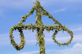 Midsommar is a 2019 folk horror film written and directed by ari aster and starring florence pugh, jack reynor, william jackson harper, vilhelm blomgren, ellora torchia, archie madekwe, and will poulter. Midsommar I Arsta Havsbad 2021 Annu Osakert Kring Midsommarfirandet