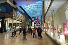 One person has been arrested after a shooting sent toronto's yorkdale shopping centre into lockdown on sunday afternoon. Breaking Yorkdale Mall Shooting Shopping Centre Evacuated In Toronto After Gunshots Heard Uk News Newslocker