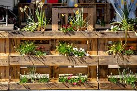 Réaliser une jardinière en bois pour fleurir sa terrasse. Fabriquer Un Jardin Vertical Avec Des Palettes