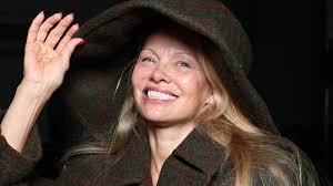 Pamela Anderson se liberta da maquiagem em Semana de Moda!