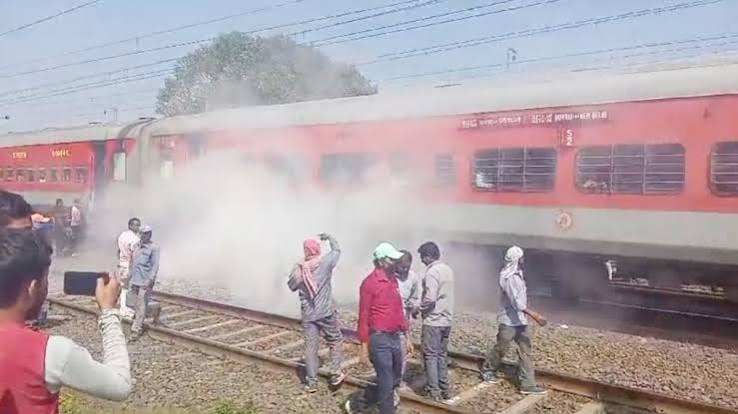 হাওড়া-দিল্লি আপ দুরন্ত এক্সপ্রেসে আগুন, ঘণ্টাখানেক পর রওনা গন্তব্যে