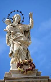In realtà è stato il forte vento a far muovere il rosario dalla statua che sovrasta il santuario della cittadina campana. Pompei Il Rosario Oscilla Ma Il Parroco Ferma Tutti Non E Un Miracolo