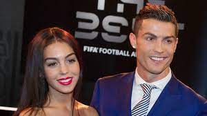 He's considered one of the greatest and highest paid soccer players of all time. Fussball Freundin Verrat Cristiano Ronaldo Darf Zuhause Nicht Kochen Augsburger Allgemeine
