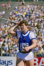 Além disso, os recordes mundiais, para serem homologados, têm que ser obtidos numa instalação oficial de atletismo (estádio), também certificada pela iaaf. Mike Rowbottom Should Athletics Track World Records Have A Javelin Like Reset