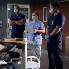 Alors que les fans de grey's anatomy s'angoissaient de savoir si la série serait renouvelée après la saison 17 et si meredith survivrait au attention, la suite de cet article contient des spoilers sur la saison 17 de la série. Grey S Anatomy Recap Season 17 Episode 3 My Happy Ending