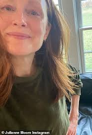 Julianne moore & tochter kaum zu unterscheiden. Julianne Moore Und Ihr Mann Von 17 Jahren Bart Freundlich Tragen Masken Und Passenden Jacken Aktuelle Boulevard Nachrichten Und Fotogalerien Zu Stars Sternchen